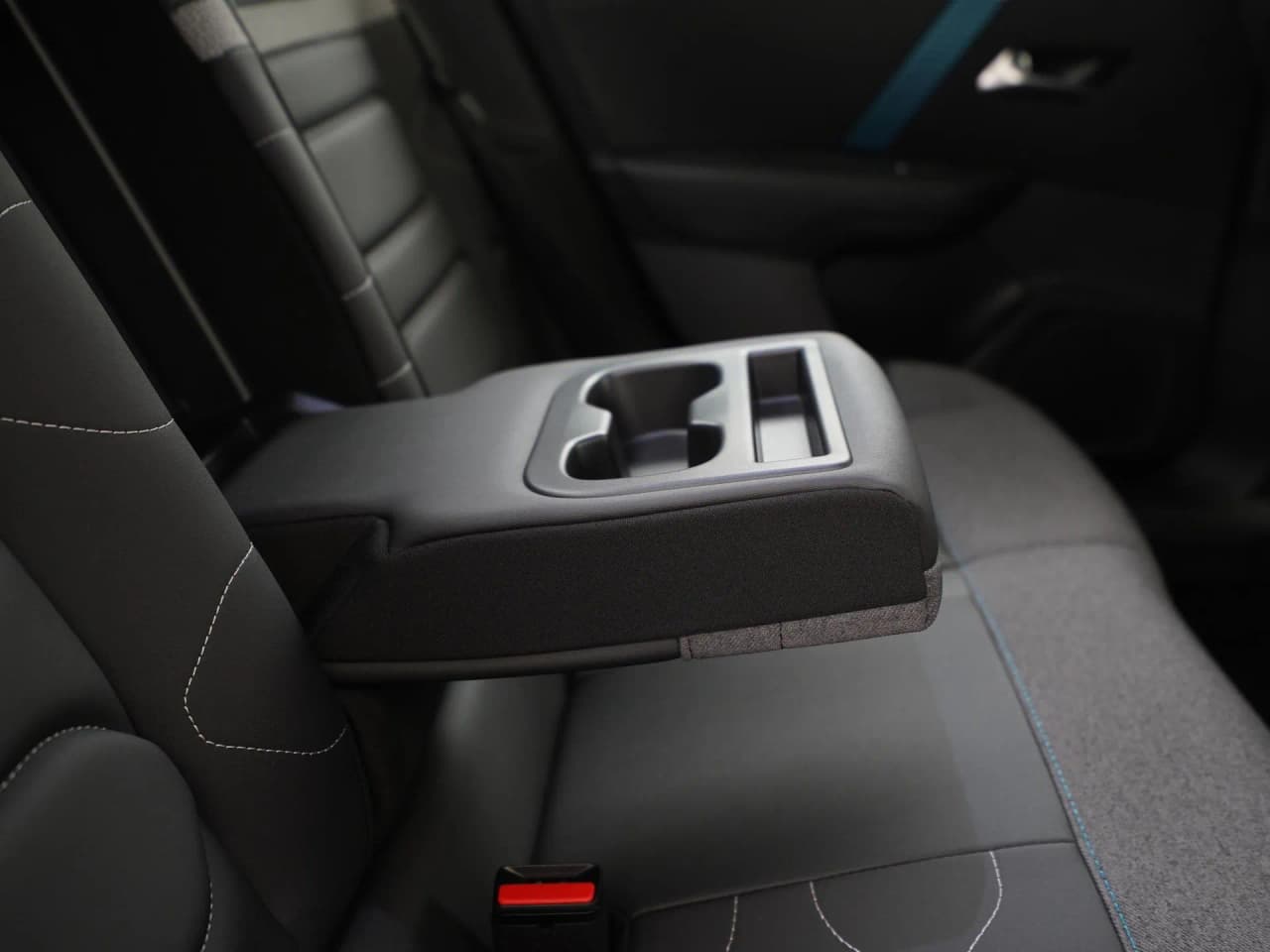 Citroën Ë-C4X Shine 50 kWh, Foto 36 von 37