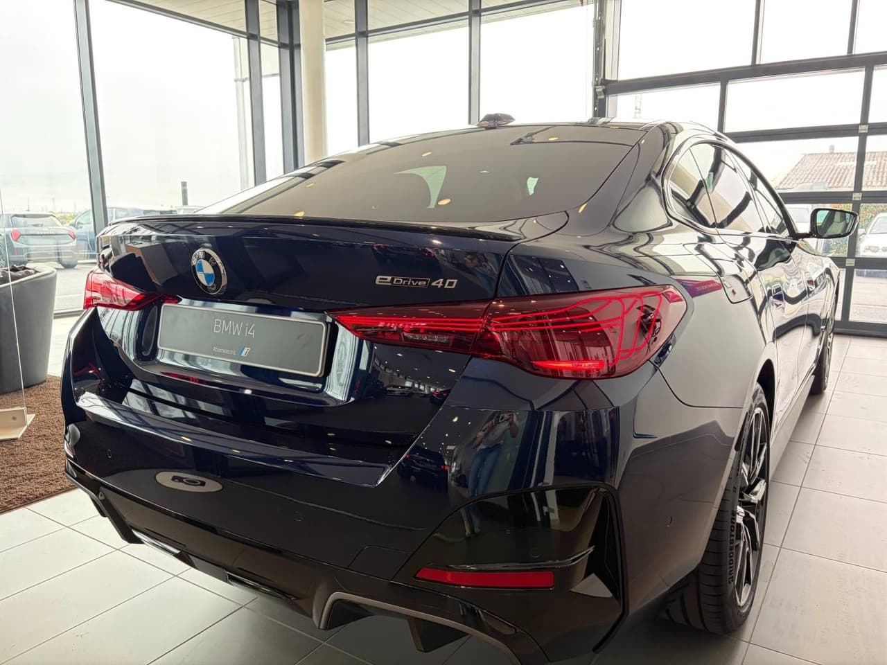 BMW i4 eDrive40 340ch M Sport, photo 2 of 4