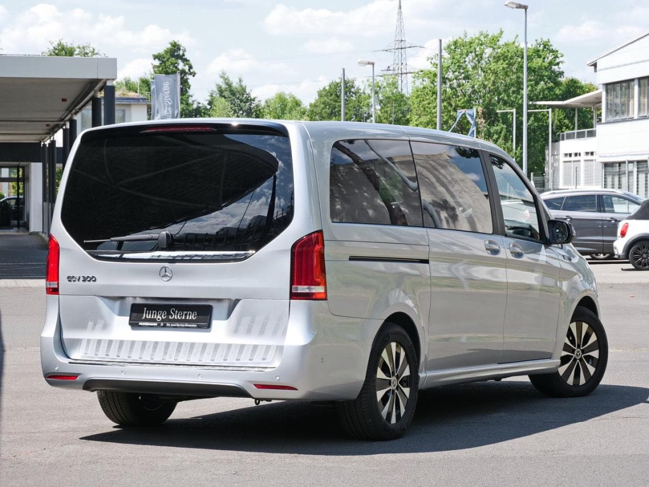 Mercedes-Benz EQV 300 lang, photo 3 of 22
