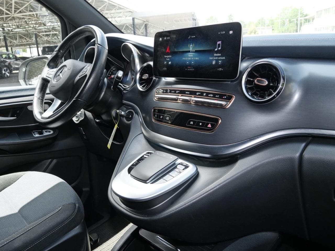 Mercedes-Benz EQV 300 lang, photo 9 of 22