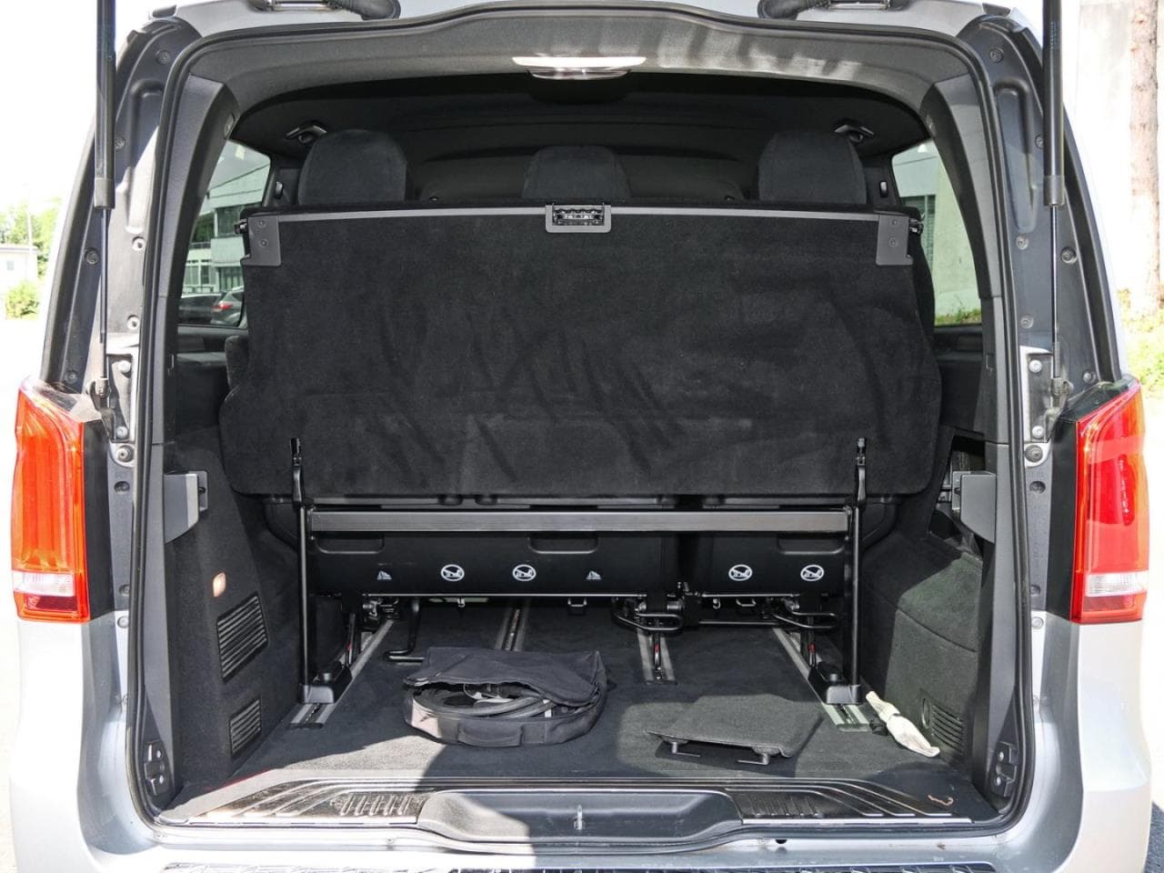 Mercedes-Benz EQV 300 lang, photo 6 of 22