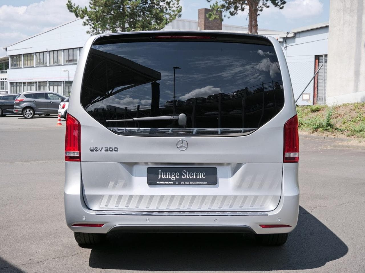 Mercedes-Benz EQV 300 lang, photo 4 of 22
