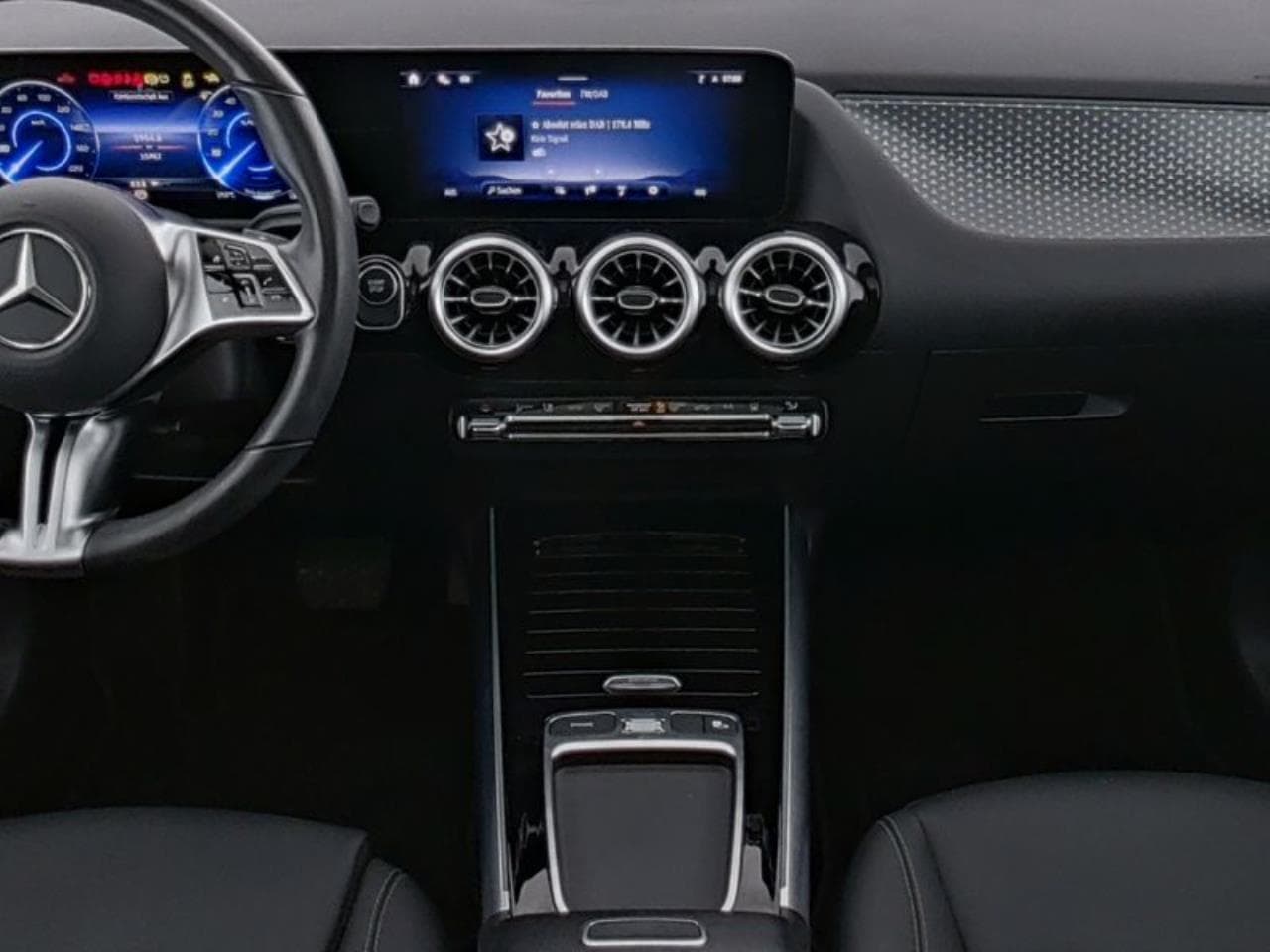 Mercedes-Benz EQA 300 4M, foto 5 di 7