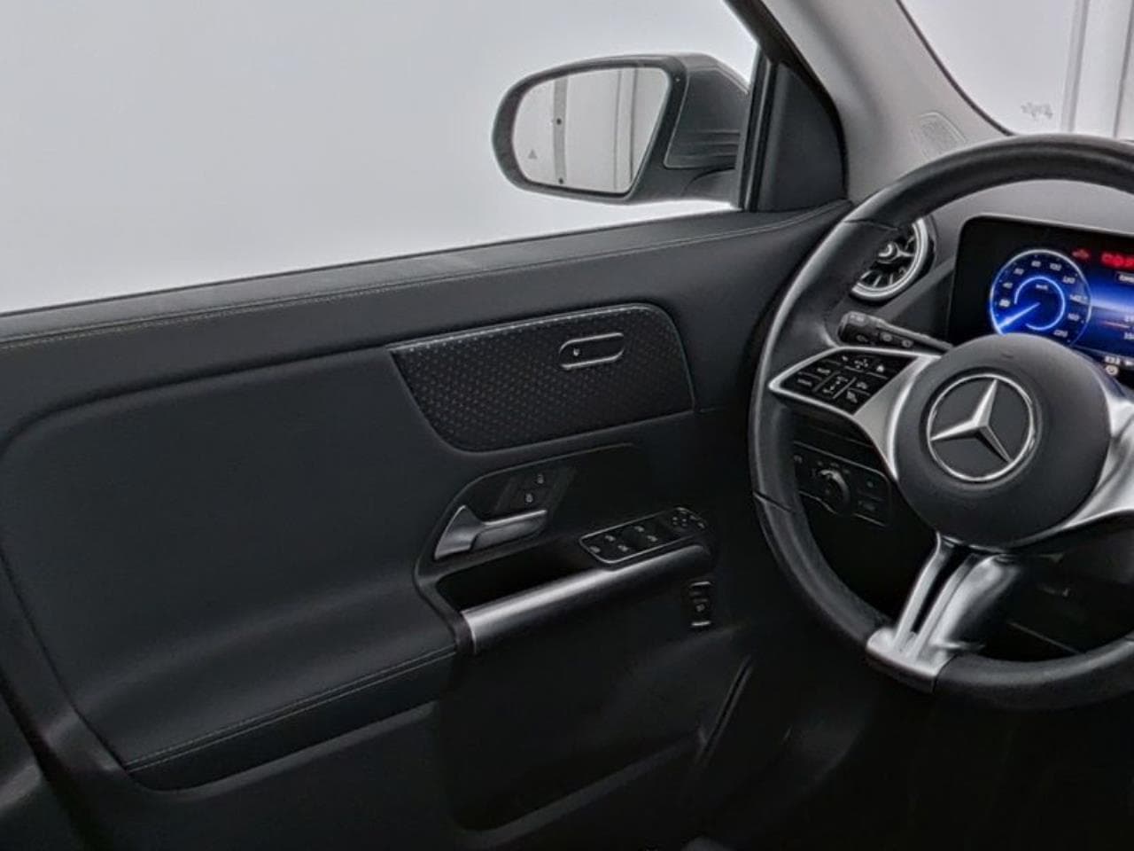Mercedes-Benz EQA 300 4M, foto 2 di 7