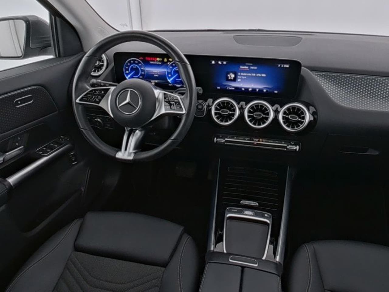 Mercedes-Benz EQA 300 4M, foto 6 di 7