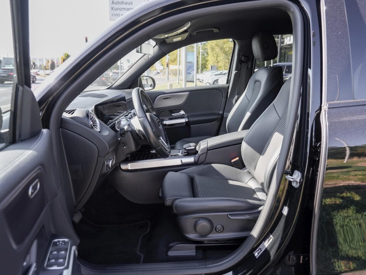 Mercedes-Benz EQB 250, photo 7 of 7