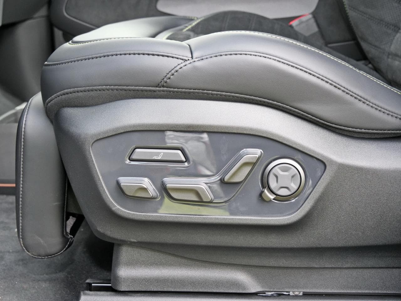 Kia EV9 GT 99,8 kWh AWD, photo 18 of 23