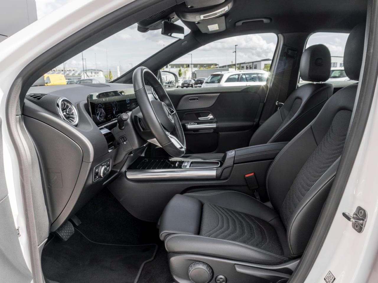 Mercedes-Benz EQA 300 4M, photo 7 of 7