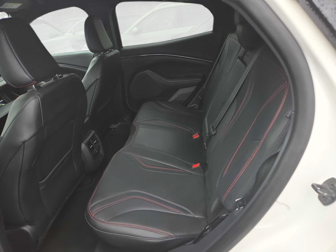 Ford Mustang Mach-E Premium RWD Extended Range, photo 4 of 5