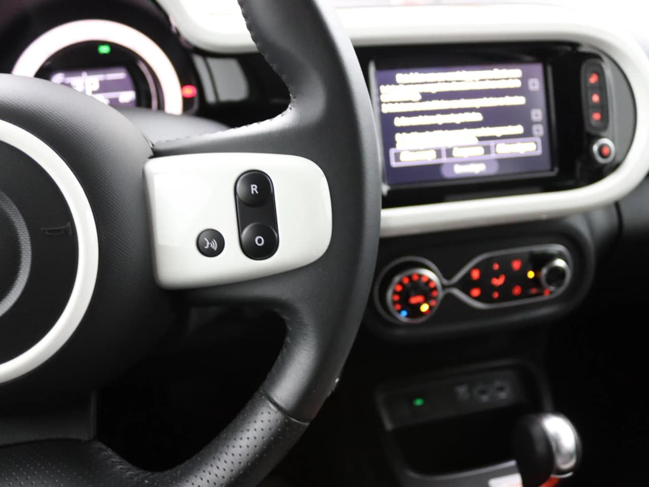 Renault Twingo Z.E. R80 Série Limitée Vibes, photo 24 of 28