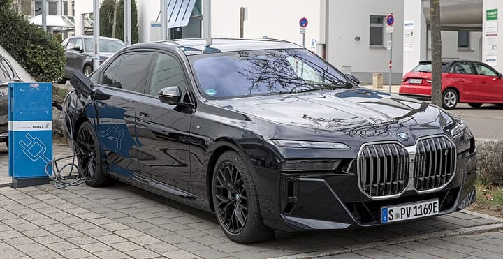 BMW i7